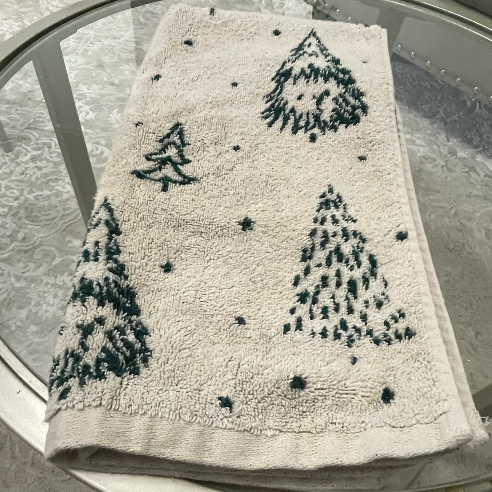Christmas Tree Hand Towel 28”x15” Green and‎ Cream Cotton